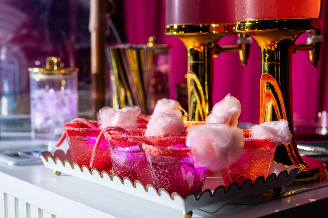 Cotton candy garnished cocktails served on a tray at the reception bar
